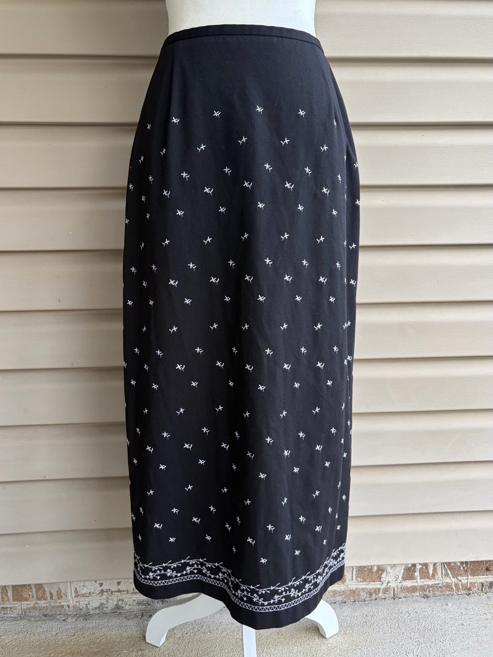 •Coldwater Creek• Black Embroidered Floral Midi Skirt - Size Medium Petite